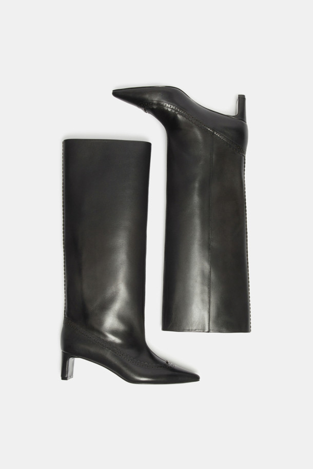 세련된 스타일을 완성하는 브로그 디테일 롱 부츠(블랙)입니다. 부드러운 소가죽 소재로 제작되어 편안한 착화감을 선사하며, 슬림한 실루엣이 다리 라인을 더욱 돋보이게 합니다. 포인티드 앞코와 미들힐 굽은 클래식하면서도 우아한 무드를 연출합니다. 가을, 겨울 시즌 오피스룩, 모임룩, 데이트룩에 모두 잘 어울리며, 다양한 스타일을 소화할 수 있는 매력적인 아이템입니다. 플라워 패턴이 은은하게 더해져 세련된 포인트를 더합니다.
