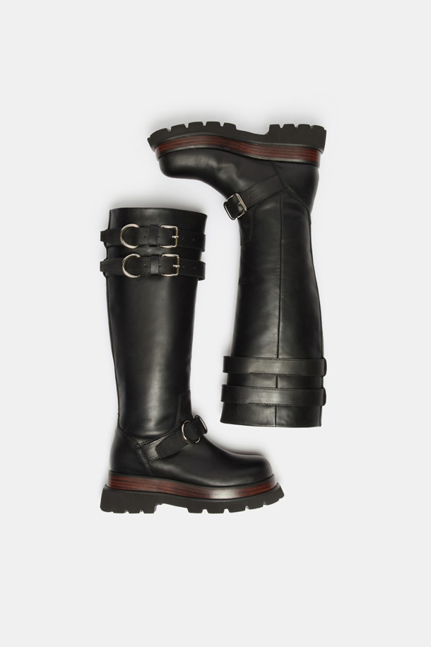 세련된 무드의 척키 롱 부츠(black)입니다. 부드러운 소가죽 소재에 은은한 광택감이 더해져 고급스러운 분위기를 자아냅니다. 라운드 앞코 디자인과 6cm 청키힐이 편안하면서도 다리 라인을 예쁘게 잡아줍니다. 상단과 발목 라인의 메탈 버클 스트랩이 클래식한 포인트를 더하며, 넉넉한 발볼로 편안한 착화감을 선사합니다. 가을, 겨울 시즌 오피스룩, 모임룩, 데이트룩 등 다양한 스타일에 시크하고 미니멀하게 매치하여 스타일리시함을 완성해보세요.

