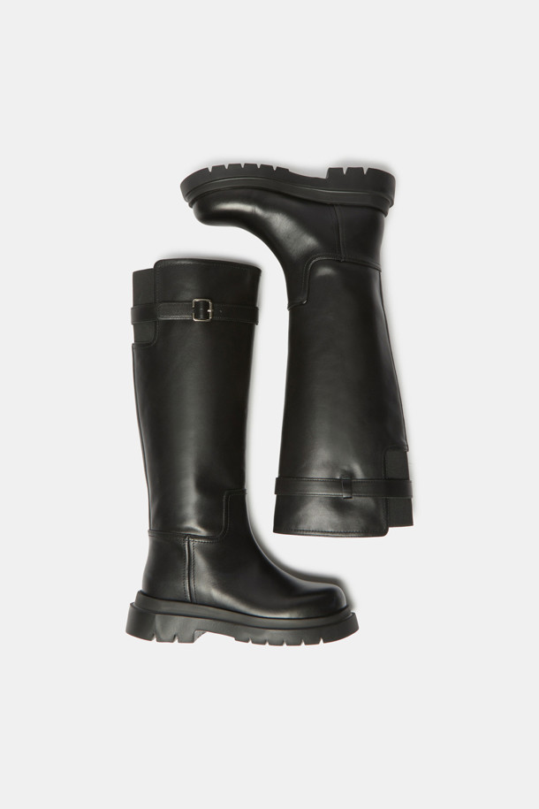 버클 롱 부츠(black)는 소가죽 소재의 미들힐 청키힐 롱부츠입니다. 일자 핏 실루엣과 엔틱 버클 디테일이 클래식한 무드를 더하며, 데일리룩과 오피스룩에 모두 잘 어울립니다. 상단 벨트 스트랩은 탈착 가능하며, 뒷밴드 디테일로 편안한 착화감을 제공합니다. 가을, 겨울 시즌, 시크하고 미니멀한 스타일을 즐기는 여성분들께 추천합니다. 출근룩이나 모임룩에도 활용하기 좋은 아이템입니다.
