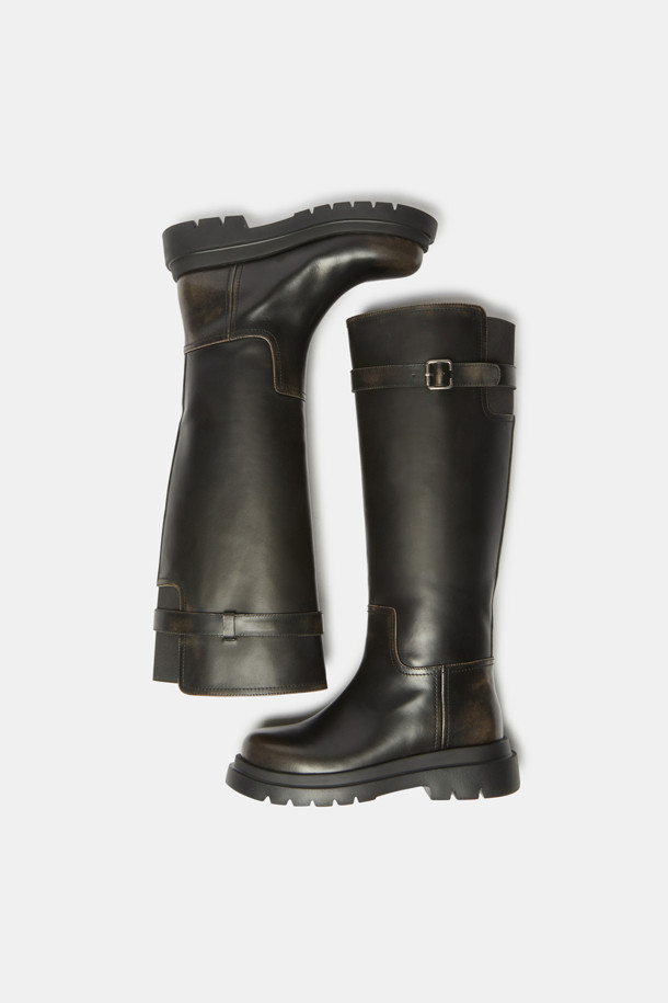 브라운 컬러의 버클 롱 부츠입니다. 소가죽 소재로 제작되어 고급스러운 퀄리티를 자랑하며, 가을과 겨울에 데일리 및 오피스룩에 모두 잘 어울립니다. 클래식한 무드의 무지 디자인에 엔틱 버클 디테일이 더해져 시크하면서도 세련된 스타일을 연출합니다. 벨트 스트랩 탈착 및 뒷밴드 디테일, 일자 핏 실루엣으로 편안한 착화감을 제공하며 다양한 스타일링을 완성합니다. 오피스룩, 겨울 데일리룩, 모임룩 등 TPO에 구애받지 않고 폭넓게 활용할 수 있습니다.
