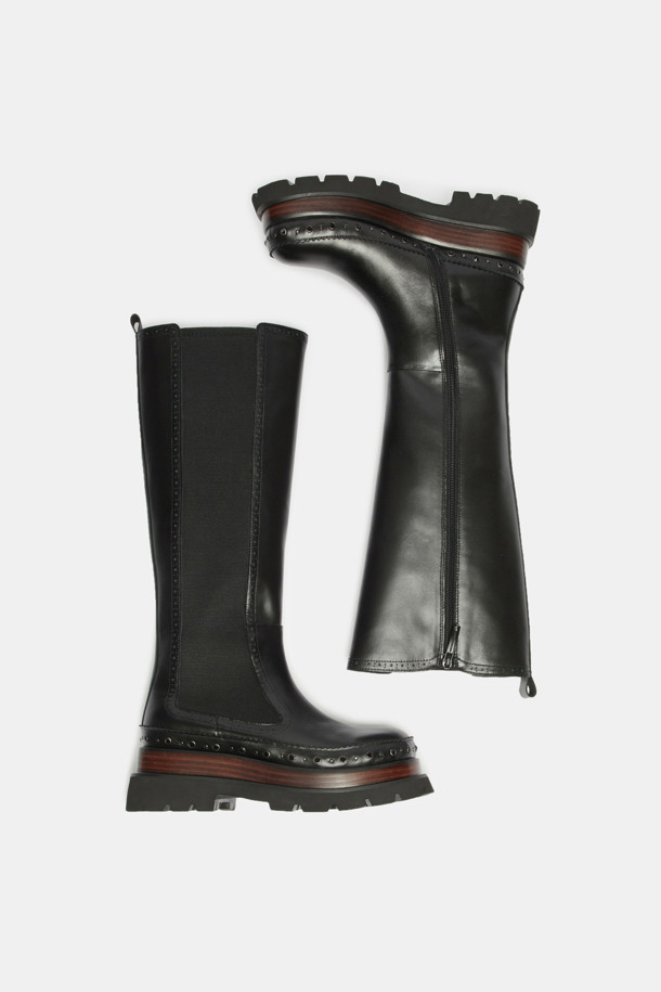 세련된 스타일을 완성하는 Stud long boots(스터드 롱 부츠, 블랙)입니다. 부드러운 소가죽 소재에 라운드 앞코 디자인으로 편안함을 더했으며, 굽 높이 6cm의 통굽으로 안정적인 착화감을 선사합니다. 사이드 엘라스틱 밴딩과 뒷라인 풀탭으로 신고 벗기 용이하며, 스터드 장식과 스티치 라인, 이중 몰드창과 몰드솔이 디자인의 완성도를 높입니다. 출근룩, 모임룩 등 다양한 TPO에 클래식, 캐주얼, 미니멀 스타일을 연출하여 세련된 분위기를 더해보세요.
