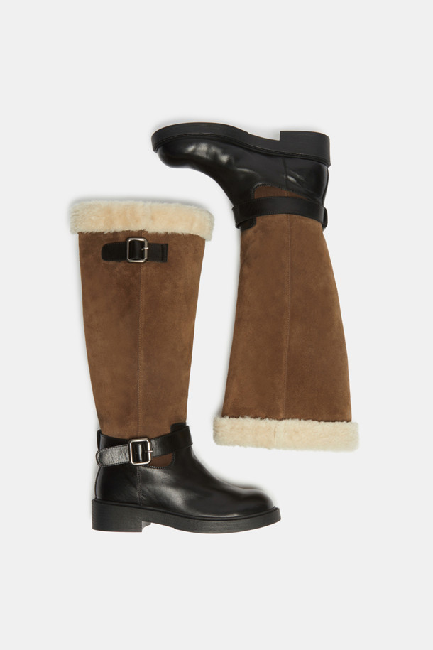 Furridge(퍼리지) shearling(시어링) 롱 부츠(블랙)는 여성 고객을 위한 겨울철 필수 아이템입니다. 소가죽, 스웨이드, 페이크 퍼 등 다양한 소재의 조화가 돋보이며, 안감 전체는 보온성을 높이는 퍼로 마감되었습니다. 측면 실버 메탈 버클 스트랩과 퍼 디테일 탑라인이 스타일리시함을 더하며, 무지 디자인으로 어떤 스타일에도 쉽게 매치할 수 있습니다. 출근룩, 연말 모임룩 등 다양한 TPO에 활용 가능하며, 캐주얼, 클래식, 미니멀 스타일을 즐겨 입는 고객에게 추천합니다.
