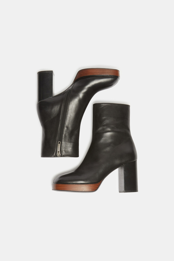 세련된 블랙 컬러의 플랫폼 부츠입니다. 소가죽 소재로 제작되어 고급스러우며, 9cm 가보시힐이 안정적인 착화감을 선사합니다. 앵클 부츠 디자인으로 오피스룩, 모임룩, 데이트룩 등 다양한 TPO에 활용 가능하며, 깔끔한 디자인과 자연스러운 광택이 특징입니다. 클래식, 미니멀, 시크 스타일을 즐겨 입는 여성분들께 추천합니다. 지퍼형 여밈으로 신고 벗기 편리합니다.
