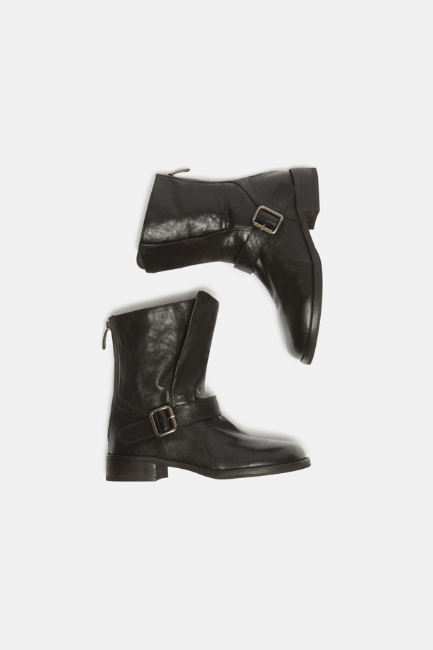세련된 무드의 블랙 버클 바이커 부츠입니다. 부드러운 소가죽 소재에 라운드 토우 디자인으로 편안함을 더했으며, 미들 힐과 청키힐 조합으로 안정적인 착화감을 선사합니다. 와이드 버클 스트랩과 뒷지퍼 디테일, 접이식 발목 디자인으로 시크하면서도 터프한 매력을 강조합니다. 가을, 겨울 시즌, 출근룩과 모임룩에 시크하고 클래식한 스타일을 연출해보세요. 슬림한 팬츠, 레더 스커트, 롱 코트, 니트 원피스와 함께 스타일리시하게 코디할 수 있습니다.
