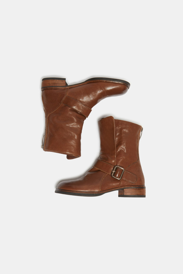 브라운 컬러의 버클 바이커 부츠는 시크하고 터프한 매력을 선사합니다. 부드러운 소가죽 소재로 제작되어 가을, 겨울 시즌에 따뜻하게 착용할 수 있습니다. 와이드 버클 스트랩과 뒷지퍼, 클래식한 바이커 부츠 실루엣이 특징이며, 접이식 발목 디자인과 날개 부분 철사 내장으로 세련된 핏을 연출합니다. 출근룩과 모임룩, 워크웨어 스타일에 포인트 아이템으로 활용하기 좋습니다. 광택감 있는 빈티지 가죽이 고급스러운 분위기를 더합니다.
