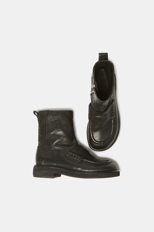 세련된 스타일을 완성하는 빈티지 앵클 부츠(블랙)입니다. 부드러운 소가죽 소재로 제작되어 은은한 광택과 고급스러운 질감을 선사합니다. 와이드 앞코와 발볼 디자인으로 편안한 착용감을 제공하며, 페니로퍼 디테일이 돋보이는 모던하면서도 클래식한 디자인입니다. 가을, 겨울 시즌 데일리룩, 출근룩, 모임룩 등 다양한 TPO에 시크하고 미니멀한 스타일을 더해보세요.
