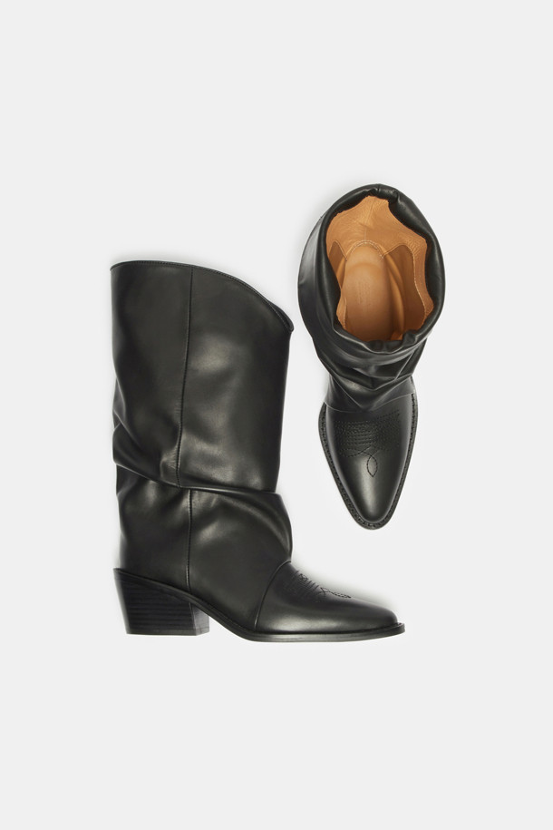 세련된 여성의 발을 위한 블랙 웨스턴 앵클 부츠입니다. 소가죽과 스판덱스 소재로 제작되어 편안함과 스타일을 동시에 잡았습니다. 포인티드 토우와 각진 굽, 자수 디테일이 클래식하면서도 시크한 무드를 연출합니다. 데이트룩이나 모임룩에 매치하여 세련된 스타일을 완성해보세요. 투웨이 디자인으로 다양한 스타일을 연출할 수 있습니다.
