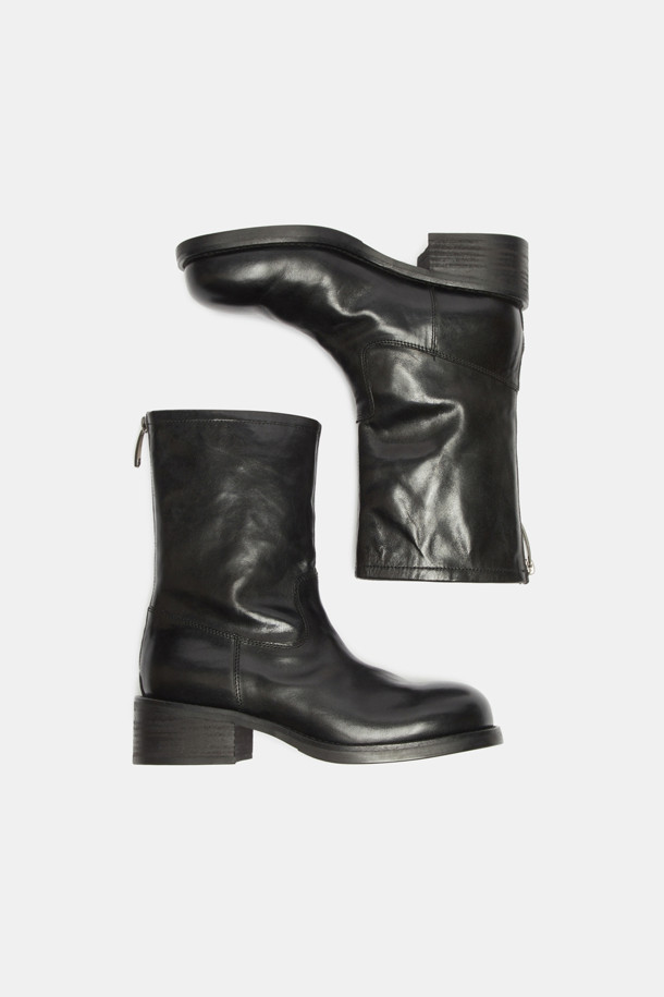 **레트로 앵클 부츠(블랙)**는 부드러운 소가죽 소재로 제작되어 편안한 착화감을 선사합니다. 소프트 스퀘어 또는 라운드 앞코 디자인에 4cm 로우힐 굽으로, 발볼이 여유있어 편안하게 착용 가능합니다. 워싱 가공과 엔틱한 디테일이 돋보이는 빈티지 무드의 앵클 부츠로, 가을, 겨울철 출근룩과 모임룩에 클래식, 캐주얼, 미니멀한 스타일을 더해줍니다. 무지 디자인으로 어떤 옷에도 쉽게 매치할 수 있으며, 유연한 착화감과 함께 당신의 발걸음을 더욱 돋보이게 합니다.
