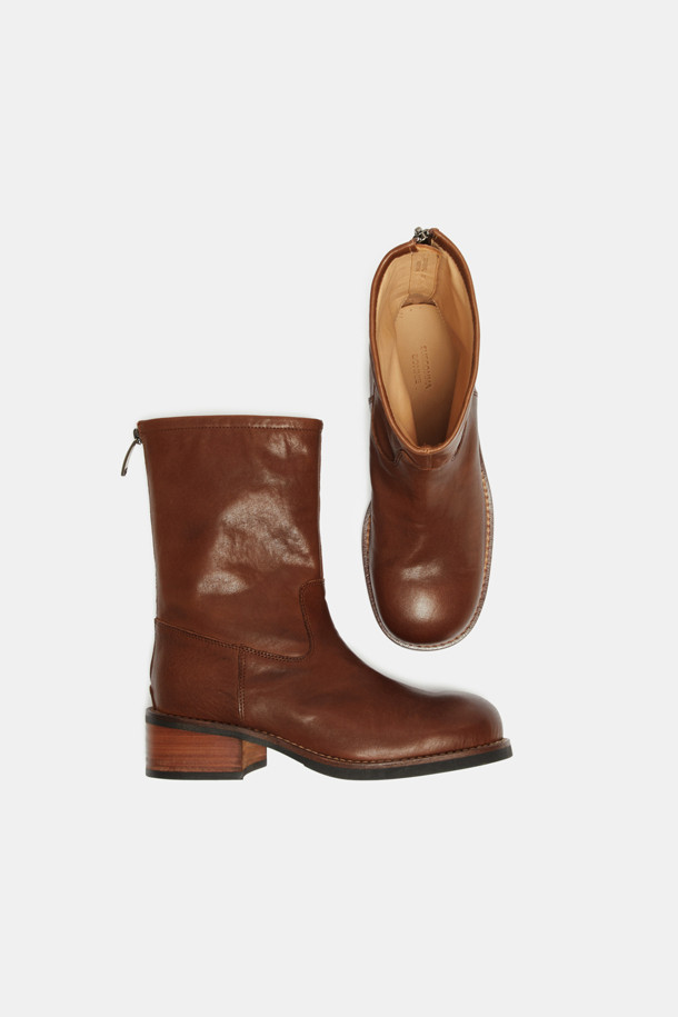 **레트로 앵클 부츠(브라운)**는 가을, 겨울 당신의 일상과 출근룩을 책임질 여성 앵클부츠입니다. 부드러운 소가죽 소재와 4cm 미들힐 굽으로 편안함과 안정감을 선사하며, 소프트 스퀘어 또는 라운드 앞코 디자인으로 세련된 멋을 더했습니다. 워싱 가공으로 빈티지 무드를 연출하며, 발볼이 여유 있어 편안한 착용감을 제공합니다. 클래식, 캐주얼, 미니멀 스타일을 모두 아우르는 브라운 컬러의 무지 디자인으로 다양한 룩에 매치하기 좋습니다.
