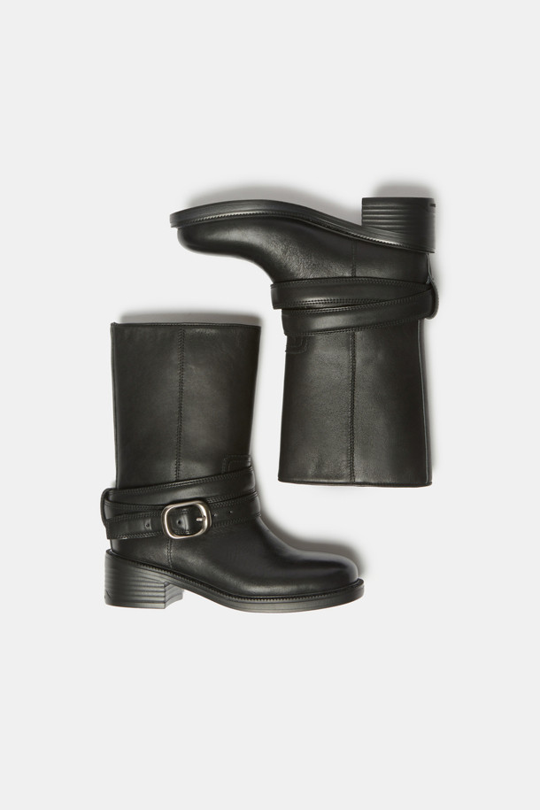 버클 부츠(블랙)는 소가죽 소재의 라운드 토우 디자인으로, 가을, 겨울철 데일리룩, 모임룩, 데이트룩에 모두 잘 어울리는 여성 부츠입니다. 미들 기장에 원버클 장식으로 포인트를 더했으며, 청키힐과 러버 아웃솔, 여유로운 핏으로 편안한 착화감을 선사합니다. 트렌디하고 세련된 스타일을 연출하며, 경량 기능으로 활동성을 높였습니다. 클래식, 미니멀, 시크 스타일에 완벽하게 매치되어 다양한 룩을 연출할 수 있습니다.
