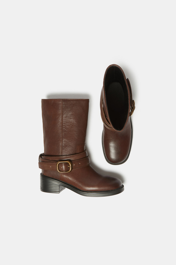 브라운 컬러의 버클 부츠입니다. 라운드 앞코에 소가죽 소재로 제작되어 가을, 겨울철 일상에서 착용하기 좋습니다. 미들 기장에 원버클 장식이 돋보이며, 여유로운 핏과 가벼운 착화감, 편안한 착화감을 제공합니다. 로우힐 디자인으로 출근룩, 모임룩, 데이트룩 등 다양한 TPO에 클래식, 미니멀, 캐주얼 스타일로 연출하기 좋습니다.
