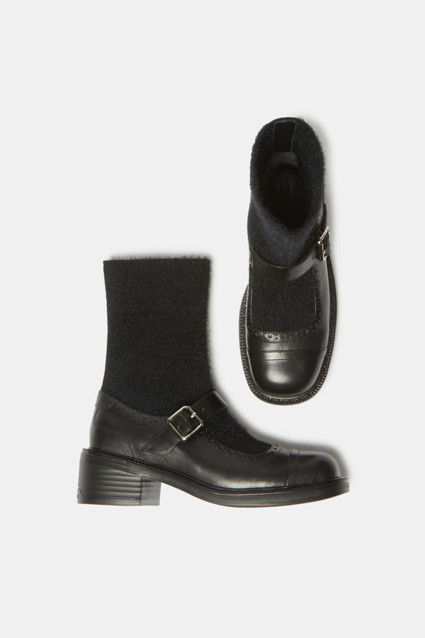 메리 제인 앵클 부츠(블랙)는 소가죽과 니트 소재로 제작되어 가을, 겨울철 데이트룩, 모임룩, 겨울 데일리룩에 잘 어울리는 여성 신발입니다. 라운드 토우와 청키힐, 메리 제인 스트랩 디자인, 브로그 디테일이 더해져 클래식하면서도 페미닌한 무드를 연출합니다. 니트 안감과 양말 레이어드 실루엣은 따뜻함과 스타일리시함을 동시에 제공하며, 발목을 덮는 앵클 부츠 스타일로 미니멀한 룩을 완성합니다. 버클로 간편하게 여밀 수 있으며, 중굽 높이로 편안한 착용감을 선사합니다.
