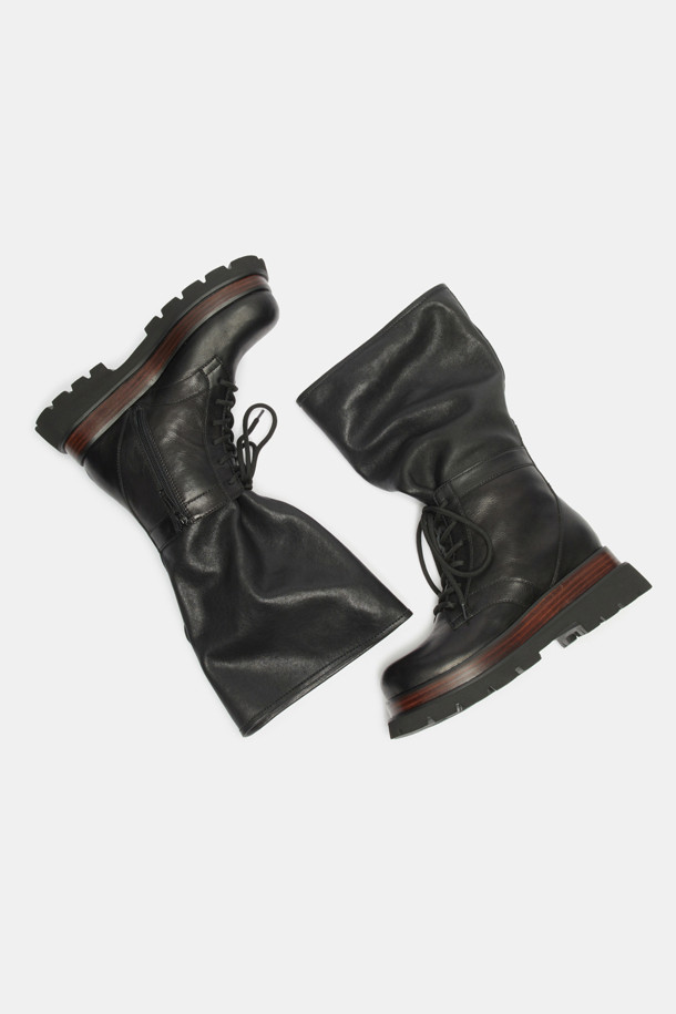 A라인 레이스업 부츠(블랙)는 세련된 스타일을 완성하는 여성 부츠입니다. 부드러운 소가죽 소재에 은은한 광택감을 더해 고급스러운 분위기를 연출하며, 상단이 여유있게 벌어지는 A라인 실루엣이 특징입니다. 미드솔 배색으로 포인트를 더하고 롱 레이스업 디자인으로 종아리를 감싸는 연출이 가능합니다. 라운드 앞코와 통굽 디자인으로 편안한 착용감을 제공하며, 가을/겨울 시즌 출근룩과 모임룩에 시크하고 클래식한 매력을 더합니다. 사이즈 조절이 가능한 레이스업 부츠는 미니멀한 스타일을 즐기는 여성분들께 추천합니다.
