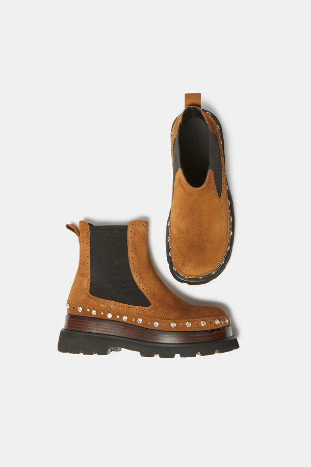 세련된 무드를 연출하는 스터드 앵클 부츠(브라운)입니다. 부드러운 소가죽 소재로 제작되어 고급스러운 질감을 자랑하며, 측면 밴딩 디테일이 편안한 착화감을 선사합니다. 클래식한 첼시부츠 실루엣에 스터드와 보석 장식이 더해져 유니크한 포인트를 더합니다. 로우힐 디자인으로 활동성을 높였으며, 출근룩과 모임룩 등 다양한 TPO에 활용 가능합니다. 미니멀, 시크, 클래식 스타일을 즐겨 입는 여성분들께 추천합니다.
