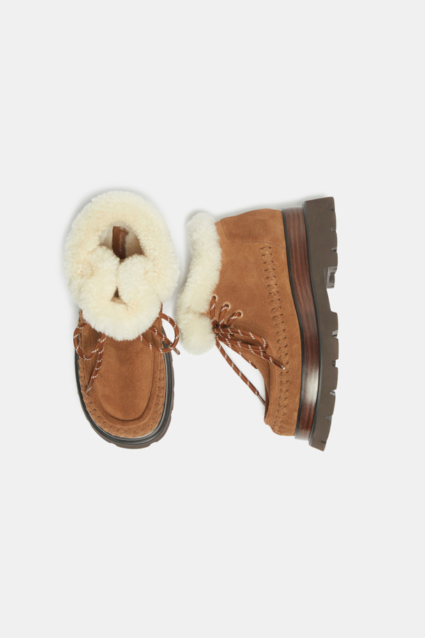 Furridge 아웃도어 앵클 부츠(브라운)는 여성용 앵클 부츠로, 가을과 겨울에 따뜻하게 착용할 수 있습니다. 브라운과 라이트 베이지 컬러로 출시되었으며, 가죽, 양모, 인조 퍼 소재를 사용하여 보온성과 방한 기능을 갖췄습니다. 6cm 플랫폼 통굽 디자인에 스트라이프 패턴을 더해 캐주얼, 보헤미안, 트래킹 스타일을 연출할 수 있습니다. 레이스업 방식으로 편안하고 안정적인 착용감을 제공하며, 출근룩과 여행룩에 매치하기 좋습니다.
