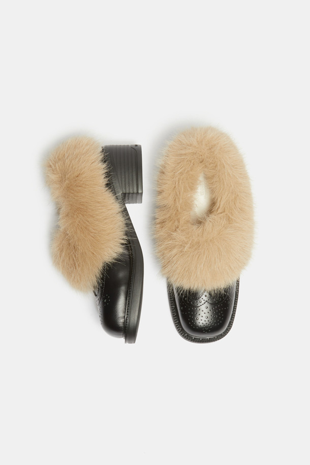 Furridge 로퍼(블랙)는 여성 고객을 위한 신발로, 가을과 겨울에 따뜻하게 신을 수 있도록 디자인되었습니다. 소가죽과 페이크 퍼 소재를 사용하여 부드러운 착용감을 제공하며, 안감과 인솔에도 퍼를 적용하여 보온성을 높였습니다. 라운드 스퀘어 앞코 디자인과 플랫 굽으로 편안함을 강조했으며, 클래식한 실루엣과 무지 패턴은 다양한 스타일 연출에 용이합니다. 슬립온 형태로 간편하게 착용 가능하며, 퍼 장식이 탑라인에 포인트를 더해 세련된 느낌을 선사합니다. 출근룩과 모임룩은 물론, 미니멀, 캐주얼 등 폭넓은 스타일을 소화할 수 있습니다.
