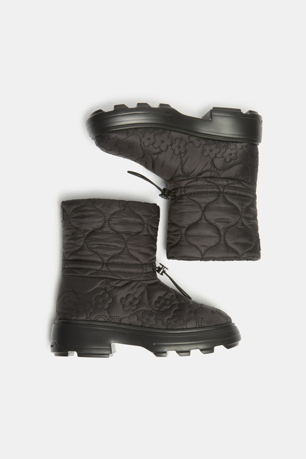 플라워 퀼팅 앵클 부츠(black)는 여성스러운 무드를 연출하는 겨울철 필수 아이템입니다. 블랙 컬러에 플라워 퀼팅 패턴이 돋보이며, 캐주얼하면서도 페미닌한 스타일을 완성합니다. 가볍고 따뜻한 패딩 안감과 발을 편안하게 감싸는 디자인으로, 일상생활에서 편안하게 착용할 수 있습니다. 스토퍼 디테일로 발목을 안정적으로 잡아주며, 플랫 굽으로 활동성을 높였습니다. 나일론 소재를 사용하여 내구성을 높였으며, 경량 디자인과 보온성을 갖춘 실용적인 앵클 부츠입니다.
