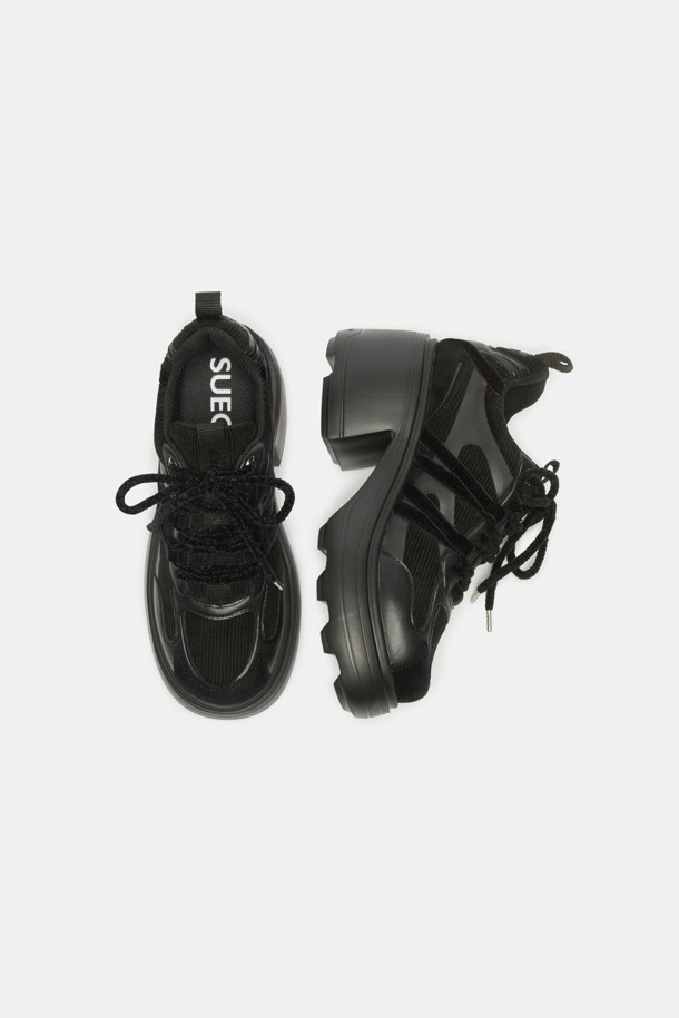 세련된 스타일을 완성하는 Sporty platform 스니커즈 (블랙)입니다. 양가죽, 합성가죽, 코듀로이, 골지 소재가 조화롭게 어우러져 고급스러운 룩을 선사합니다. 미니멀, 캐주얼, 클래식 스타일을 즐겨 입는 여성분들에게 추천하며, 통굽과 청키힐 디자인으로 트렌디함을 더했습니다. 골지 패턴과 플랫폼, 청키슈즈 특징이 돋보이며, 일상에서 편안하고 스타일리시하게 착용할 수 있습니다.
