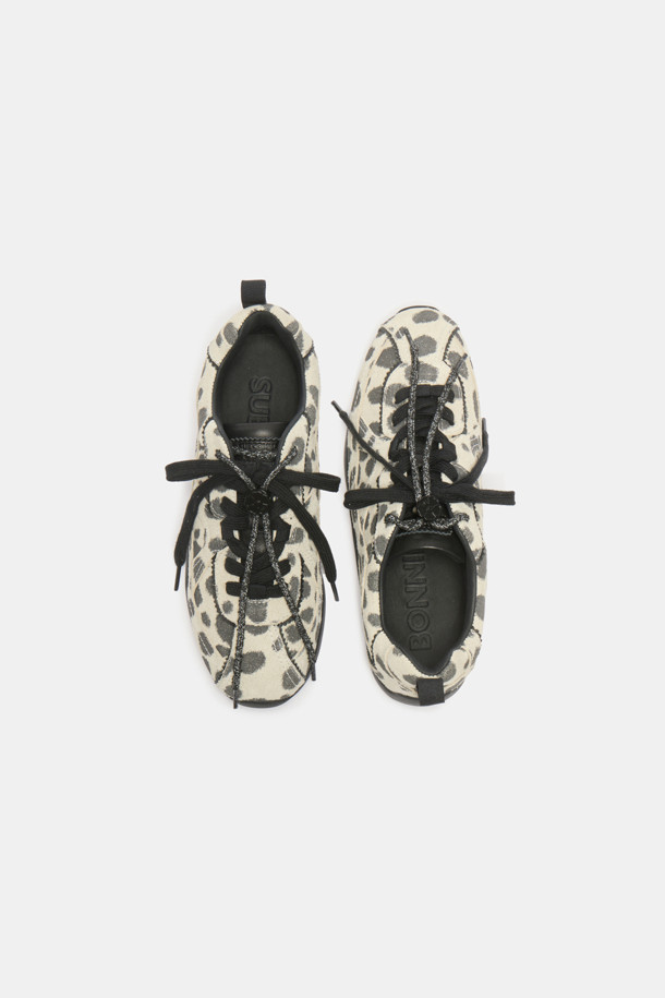 시크한 매력의 그레이 컬러를 입은 트렌디 스니커즈입니다. 양가죽, 소가죽, 송치가죽 등 고급스러운 소재로 제작되어 부드러운 착용감을 선사합니다. 플랫 굽에 라운드 앞코 디자인으로 편안함을 더하고, 도트 패턴과 탈부착 가능한 신끈, 플라워 스토퍼 장식이 돋보입니다. 동네 마실룩, 쇼핑룩, 카페룩 등 캐주얼, 미니멀, 클래식 스타일을 즐겨 입는 여성분들께 추천합니다. 
로우탑 디자인과 투웨이 신끈 디테일로 트렌디함을 놓치지 않았습니다.
