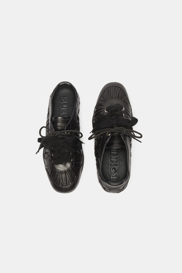 "Curtain call shrring sneakers(black)"는 여성스러운 무드를 연출하는 블랙 컬러의 스니커즈입니다. 양가죽과 스웨이드 소재를 사용하여 고급스러운 느낌을 더했으며, 둥근 코 디자인과 플랫한 굽으로 편안한 착용감을 제공합니다. 셔링 디테일이 돋보이며, 와이드한 슈레이스와 내부 속굽 적용으로 독특한 스타일을 연출합니다. 데이트룩, 동네 마실룩, 카페룩 등 다양한 TPO에 걸맞는 클래식, 미니멀, 걸리시 스타일을 완성해보세요. 사계절 내내 활용 가능한 아이템입니다.
