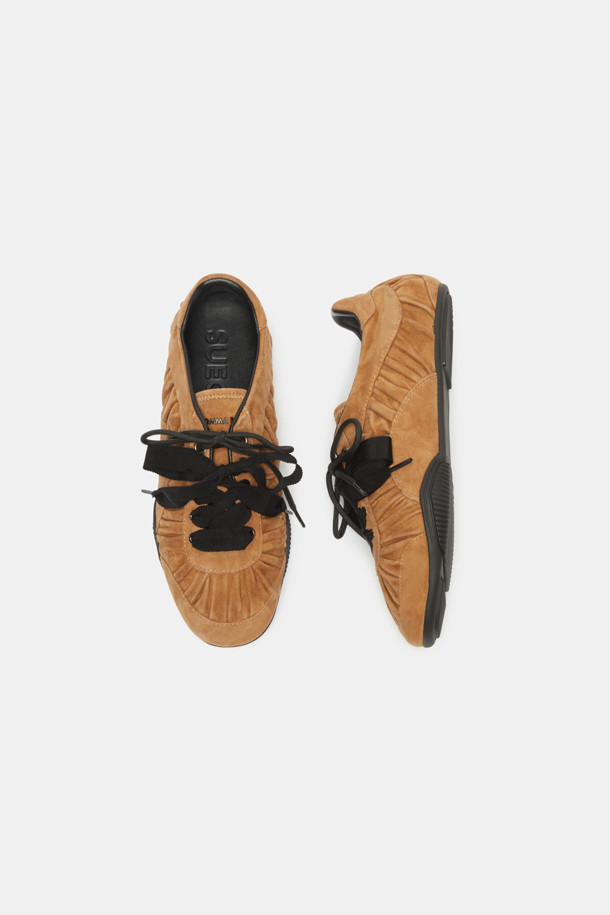 "Curtain call shrring sneakers(brown)" (커튼 콜 셔링 스니커즈, 브라운)는 여성스러운 페미닌 무드를 연출하는 스니커즈입니다. 부드러운 소가죽과 스웨이드 소재를 사용하여 편안한 착화감을 제공하며, 둥근 코와 플랫 굽 디자인으로 편안함을 더했습니다. 발볼을 감싸는 볼륨감 있는 셔링 디테일이 특징이며, 와이드한 슈레이스가 돋보입니다. 데이트룩, 카페룩, 쇼핑룩 등 다양한 TPO에 클래식, 미니멀, 로맨틱 스타일로 매치하여 페미닌한 매력을 강조할 수 있습니다. 내부 속굽을 적용하여 다리 라인을 더욱 예쁘게 연출해 보세요.
