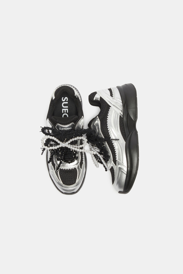 2025 딜라이트 스니커즈(블랙)는 여성스러운 스타일을 강조하는 블랙 컬러의 여성 운동화입니다. 합성피혁과 메쉬 소재로 제작되어 사계절 내내 편안하게 착용 가능하며, 통기성이 뛰어나 쾌적함을 유지해 줍니다. 클래식한 러너 실루엣에 탈부착 가능한 진주 장식이 더해져 페미닌하고 포멀한 무드를 연출합니다. 데이트룩, 동네 마실룩, 쇼핑룩 등 다양한 TPO에 맞춰 캐주얼, 클래식, 미니멀 스타일을 완성해 보세요. 레이스업 디자인으로 발을 안정적으로 잡아주며, 가벼운 무게감으로 편안한 착용감을 선사합니다.
