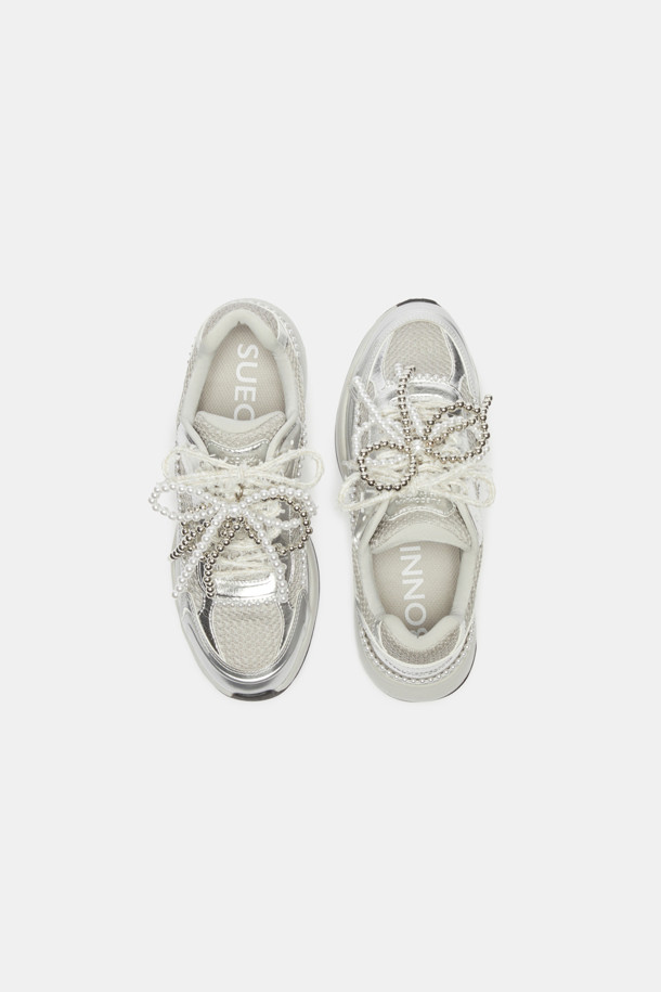 2025 딜라이트 스니커즈(실버)는 여성 고객을 위한 사계절용 여성 운동화입니다. 라운드 앞코 디자인에 가볍고 통기성이 좋은 합성가죽과 메시 소재를 사용하여 편안한 착용감을 제공합니다. 플랫 굽에 무지 패턴으로, 페미닌하면서도 클래식한 스타일을 연출하며, 일상 속 동네 마실룩에 적합합니다. 탈부착 가능한 진주 장식이 돋보이며 클래식 러너 실루엣과 레이스업 신발 여밈으로, 미니멀하고 캐주얼한 스타일을 완성합니다.
