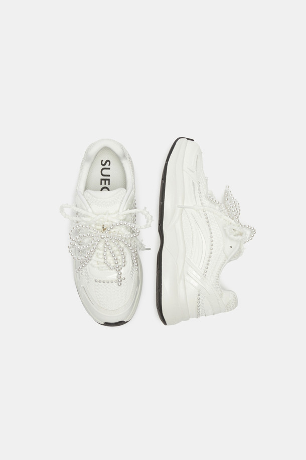 2025 딜라이트 스니커즈(화이트)는 여성용 신발로, 페미닌 무드와 클래식한 매력을 동시에 선사합니다. 합성피혁과 메시 소재를 사용하여 사계절 내내 쾌적하게 착용 가능하며, 발등부터 힐 라인까지 섬세하게 장식된 진주 디테일이 돋보입니다. 탈부착 가능한 진주 장식으로 다양한 스타일 연출이 용이하며, 레이스업 디자인으로 편안하게 신을 수 있습니다. 데이트룩 또는 모임룩에 적합하며, 미니멀하면서도 클래식한 디자인으로 데일리룩부터 포멀룩까지 폭넓게 활용할 수 있습니다.
