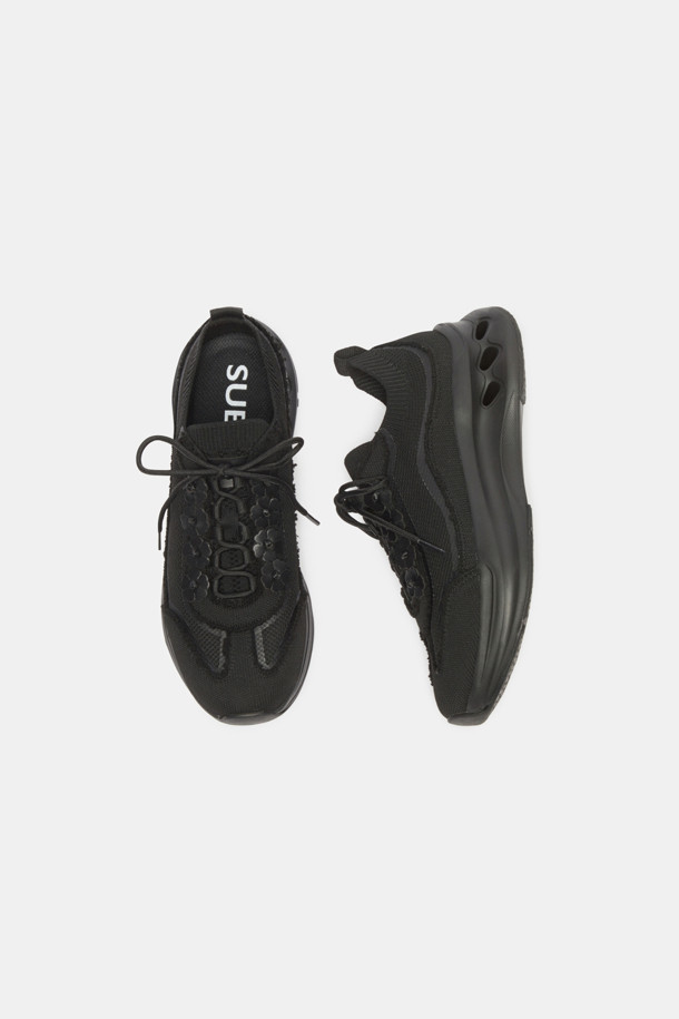 플라워 니트 스니커즈(블랙)는 데일리룩과 애슬레저룩에 모두 잘 어울리는 여성 운동화입니다. 니트 소재의 어퍼로 제작되어 유연하고 편안한 착용감을 선사하며, 발을 부드럽게 감싸줍니다. 블랙 컬러 바탕에 꽃 모양 디테일이 더해져 여성스러운 포인트를 더하고 캐주얼, 스포티, 미니멀 스타일 모두 소화 가능합니다. 신축성 있는 소재와 러버 아웃솔은 활동적인 움직임을 지원하고, 가벼운 무게감으로 장시간 착용에도 편안함을 유지합니다. 끈으로 조절하여 발에 맞게 착용할 수 있습니다.
