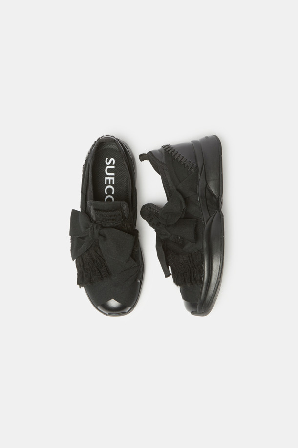 은은한 리본 디테일이 돋보이는 블랙 컬러의 Knotted ribbon 스니커즈입니다. 부드러운 양가죽 소재와 기모 안감으로 제작되어, 가을과 겨울 시즌에도 따뜻하고 편안하게 착용할 수 있습니다. 페미닌하면서도 캐주얼한 스타일을 연출하며, 데이트룩과 출근룩에 모두 잘 어울립니다. 주름 디테일이 더해져 더욱 섬세하고 여성스러운 디자인을 완성합니다. 미니멀한 스타일을 즐기는 여성분들께 추천하는 보온 기능의 스니커즈입니다.
