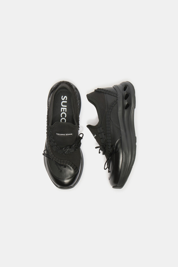 러플 리본 스니커즈(블랙)는 여성스러운 무드를 자아내는 블랙 컬러의 슬립온 스니커즈입니다. 부드러운 합성가죽 소재와 은은한 광택감이 고급스러운 느낌을 더하며, 러플 장식과 리본 디테일이 페미닌한 포인트를 선사합니다. 편안한 착화감을 위한 플랫폼 디자인과 에어홀 디테일이 돋보이며, 데이트룩, 동네 마실룩, 쇼핑룩 등 다양한 TPO에 스포티하면서도 미니멀한 스타일을 연출하기 좋습니다.
