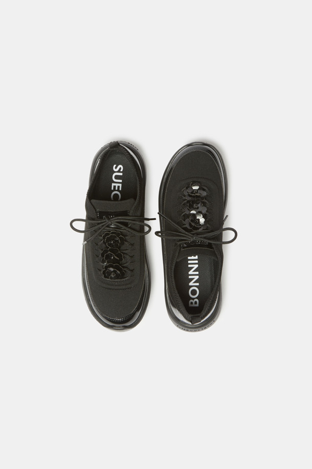 플라워 니트 플랫폼 스니커즈(블랙)는 여성스러운 무드를 연출하는 캐주얼 슈즈입니다. 부드러운 니트 소재에 라운드 앞코 디자인으로 편안한 착용감을 선사하며, 굽높이 굽타입 모두 플랫폼으로 제작되어 다리가 길어 보이는 효과를 줍니다. 신발 전체에 입체적인 플라워 장식이 더해져 페미닌한 매력을 더하고, 푹신한 인솔이 편안함을 더합니다. 데이트룩이나 쇼핑룩에 데님, 조거 팬츠, 원피스, 스커트 등 다양한 의상과 함께 코디하여 로맨틱하고 미니멀한 스타일을 완성해 보세요.
