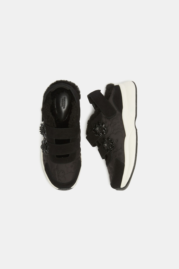 Furridge 플라워 스니커즈(블랙)는 겨울철 일상에서 따뜻함과 스타일을 동시에 잡을 수 있는 여성용 스니커즈입니다. 블랙 컬러에 퀼팅 패턴과 플라워 장식이 돋보이며, 뮬 디자인으로 편안한 착용감을 선사합니다. 벨크로 타입으로 신고 벗기 용이하며, 퍼 안감과 나일론, 스웨이드, 퍼 소재를 사용하여 보온성을 높였습니다. 플랫 굽으로 안정적인 착화감을 제공하며, 산책룩과 집콕룩, 캐주얼, 미니멀, 클래식 스타일 모두에 잘 어울립니다.
