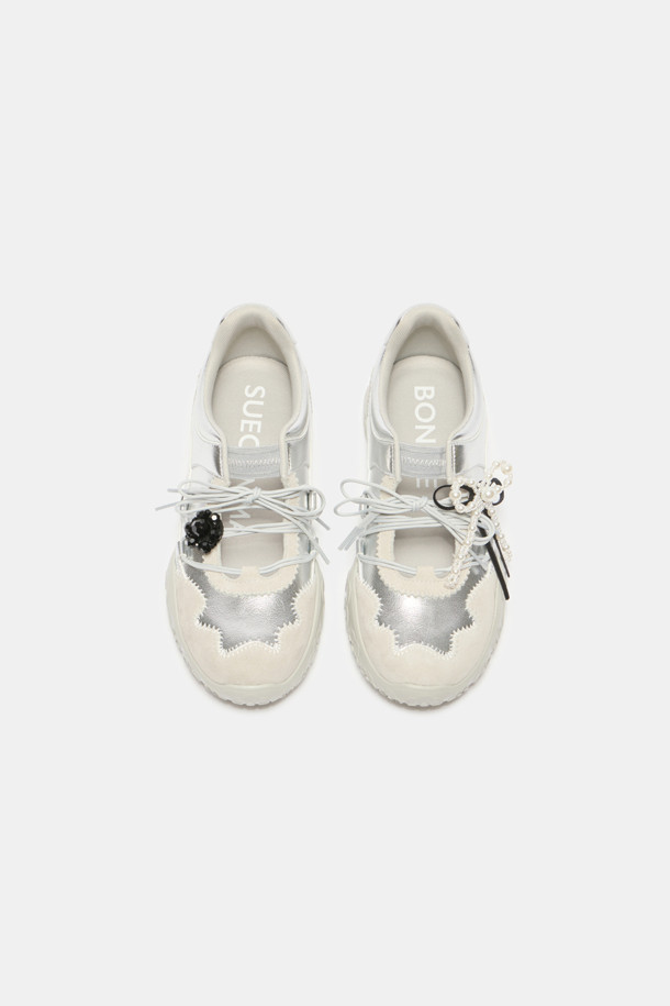 블랙 슈토핑 리본은 여성스러운 스타일을 완성하는 데 도움을 드립니다. 벨벳과 진주 소재의 조화로 고급스러움을 더했으며, 스니커즈나 로퍼에 장식하여 러블리한 포인트를 줄 수 있습니다. 데이트룩, 동네 마실룩, 카페룩 등 다양한 TPO에 활용하여 로맨틱하고 걸리시한 무드를 연출해 보세요. 슈토핑 리본으로 당신의 개성을 더욱 돋보이게 할 수 있습니다.
