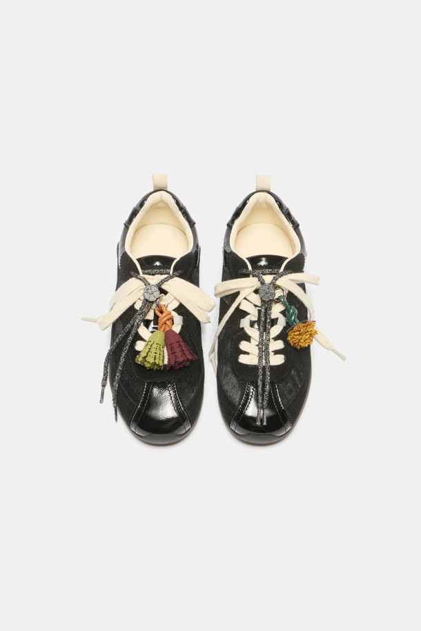 Shoe-topping tassel(그린)은 신발 액세서리 카테고리에 속하는 제품입니다. 샤무드 소재로 제작되었으며, 그린과 와인 색상으로 제공됩니다. 꽃 모양 프린지와 태슬 디자인이 특징이며, 캐주얼, 로맨틱, 미니멀 스타일을 선호하는 분들께 추천합니다. 동네 마실룩, 카페룩, 여행룩 등 다양한 TPO에 활용하여 세련된 포인트를 줄 수 있으며, 스니커즈나 로퍼 등에 매치하여 유니크한 스타일을 연출해 보세요.
