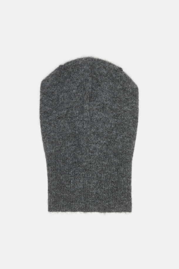 "Jewelry 바라클라바(grey)"는 부드러운 니트 소재로 제작되어 포근한 착용감을 선사합니다. 깊은 모자 깊이와 톡톡한 두께감으로 겨울철 방한에 효과적이며, 일상에서도 스타일리시하게 연출할 수 있습니다. 후드 라인에 진주와 보석 장식이 더해져 유니크한 무드를 연출하며, 심플한 실루엣으로 어떤 스타일에도 잘 어울립니다. 미니멀하면서도 클래식한 디자인으로, 여성분들의 겨울철 패션에 포인트를 더해줄 아이템입니다. 그레이 컬러로 다양한 의상과 매치하기 용이합니다.
