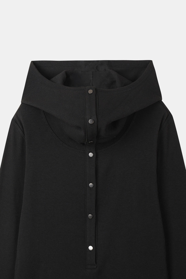 가볍게 걸치기 좋은 블랙 컬러의 후드 티셔츠입니다. 여유로운 핏과 얇은 두께감으로 봄, 가을 간절기에 활용하기 좋습니다. 소매 절개 라인과 니켈 버튼 장식으로 포인트를 더했으며, 넥 카라 스타일링도 가능하여 다양한 연출이 용이합니다. 편안한 일상룩, 집콕룩은 물론 캐주얼, 미니멀 스타일 모두 소화 가능한 아이템입니다. 긴 소매 기장으로 안정감을 더했습니다.
