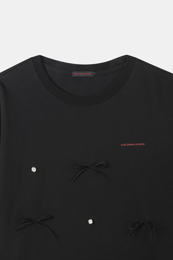 리본 펄 플라워 탑(블랙)은 여성스러운 무드를 극대화하는 티셔츠입니다. 면과 벨벳 소재로 제작되어 부드러운 촉감을 선사하며, 루즈핏으로 편안하게 착용 가능합니다. 플라워 패턴과 리본, 진주 디테일이 더해져 시크하면서도 로맨틱한 스타일을 연출합니다. 데이트룩, 모임룩, 클래식한 스타일 모두 소화 가능한 반소매 디자인입니다.
