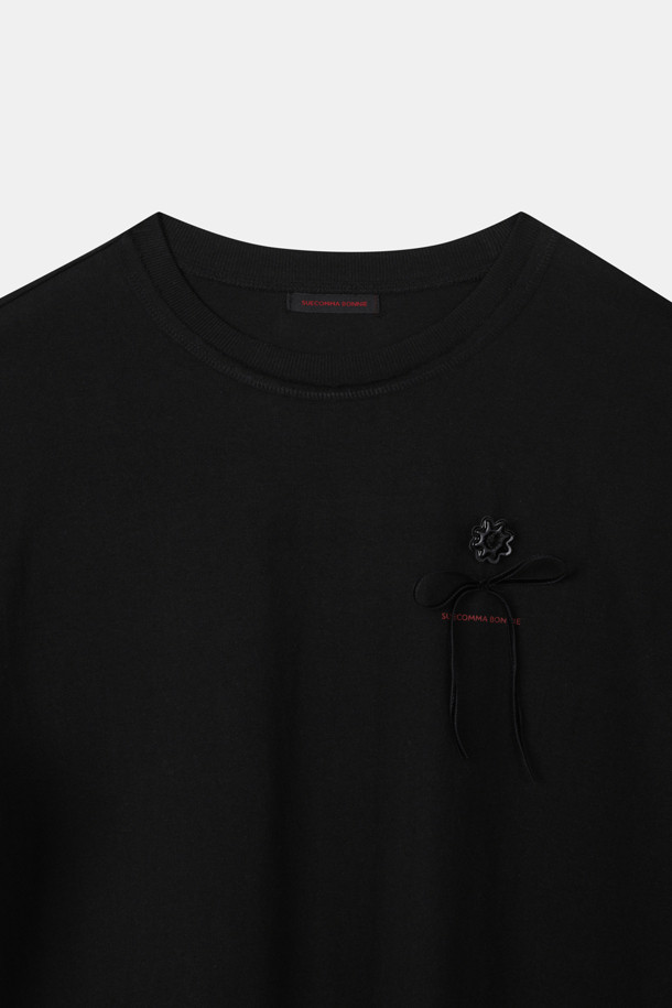 리본 롱 슬리브 탑(Ribbon long sleeve top, 블랙)은 여성스러움을 강조하는 티셔츠입니다. 봄, 가을에 어울리는 긴 소매 디자인으로, 벨벳 리본과 플라워 장식이 로맨틱한 무드를 연출합니다. 프리사이즈로 여유로운 실루엣을 자랑하며, 데이트룩, 봄 소풍룩, 카페룩 등 다양한 TPO에 활용하기 좋습니다. 면 소재로 제작되어 편안한 착용감을 선사하며, 걸리시하고 클래식한 스타일을 완성합니다.
