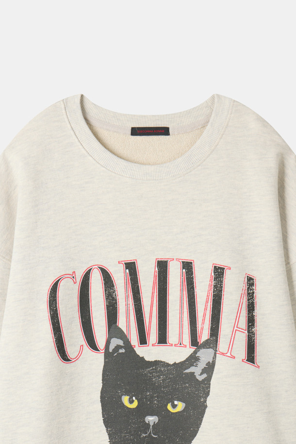 부드러운 베이지 컬러의 콤마 캣 스웨트셔츠입니다. 드롭숄더 디자인으로 편안한 착용감을 선사하며, 전면에 귀여운 고양이 'COMMA' 빈티지 프린트가 돋보입니다. 넉넉한 루즈핏으로 제작되어 일상, 동네 마실, 집콕룩 등 어떤 TPO에도 잘 어울립니다. 가을, 겨울 시즌 캐주얼, 미니멀, 스트리트 스타일을 연출하기에 좋습니다. 긴 소매 기장으로 포근함을 더합니다.
