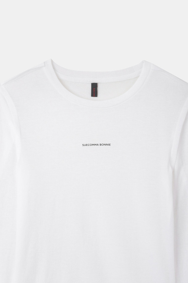 **쉬어 롱 슬리브 탑(화이트)**은 여성 의류로, 사계절 내내 활용 가능한 베이직 스타일의 티셔츠입니다. 슬림핏 라운드넥 디자인에 긴 소매 기장으로, 미니멀, 클래식, 시크 무드를 연출합니다. 얇은 두께감과 시스루 디테일이 특징이며, 화이트 컬러로 다양한 스타일에 매치하기 좋습니다. 데일리룩에 세련된 포인트를 더해줄 아이템입니다.
