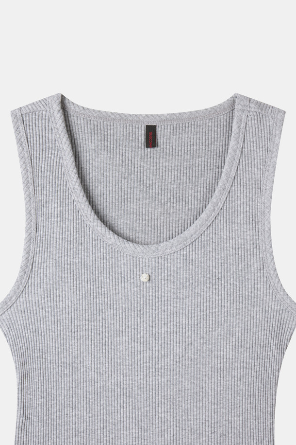 세련된 무드의 Pearl sleeveless top(그레이)입니다. 시크하고 미니멀한 스타일을 연출하기 좋은 민소매 티셔츠로, 페미닌한 감각을 더해줍니다. 골지 패턴으로 은은한 포인트를 주었으며, 진주 디테일이 고급스러운 분위기를 자아냅니다. 신축성이 있어 편안하게 착용 가능하며 사계절 내내 다양한 스타일링에 활용할 수 있습니다.
