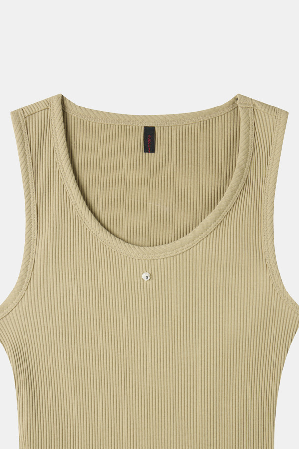 올리브 색상의 "펄 슬리브리스 탑"입니다. 페미닌하고 베이직한 무드로, 데이트룩이나 카페룩, 미니멀, 클래식, 로맨틱 스타일과 잘 어울립니다. 사계절 내내 활용 가능한 민소매 티셔츠로, 골지 타입에 신축성이 있어 편안한 착용감을 선사합니다. 진주 장식이 포인트로 더해져 여성스러운 분위기를 연출하며, 레이어링하여 다양한 스타일을 연출할 수 있습니다.
