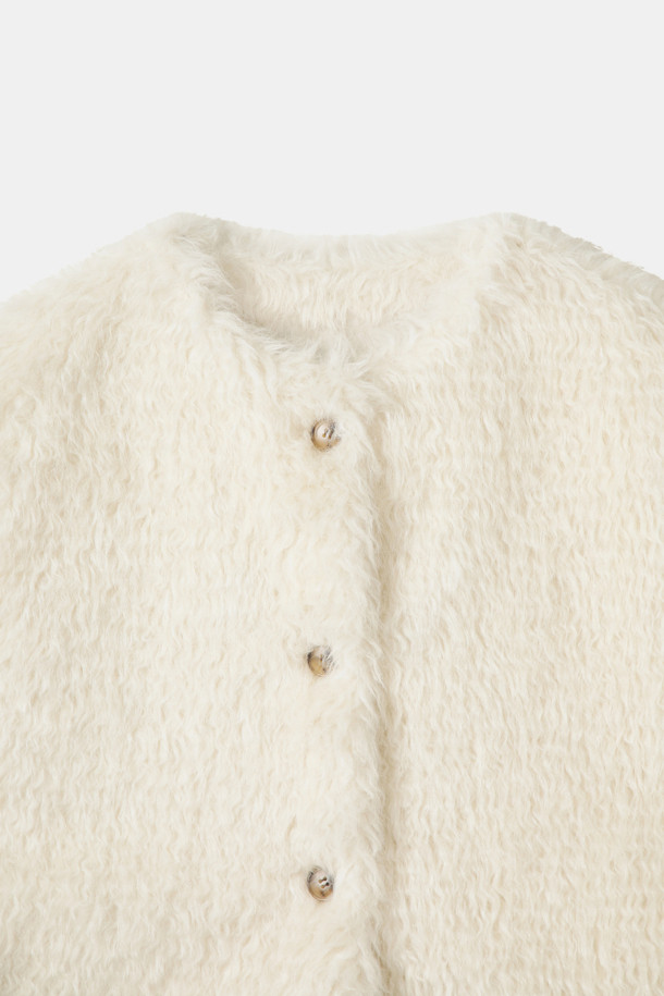 Furridge 베스트(베이지)는 미니멀, 시크, 클래식 스타일을 추구하는 분들을 위한 페이크퍼 소재의 퍼 베스트입니다. 넉넉한 두께감과 부드러운 촉감으로 가을, 겨울 시즌에 따뜻하게 착용할 수 있습니다. 라운드넥 디자인에 싱글 버튼 여밈 방식으로 간결함을 더했으며, 레귤러핏으로 편안한 착용감을 선사합니다. 무지 패턴의 베이지 컬러는 어떤 옷에도 쉽게 매치되어 일상복으로 활용하기 좋습니다. 포켓 디테일과 은은한 광택감이 고급스러운 분위기를 연출합니다.
