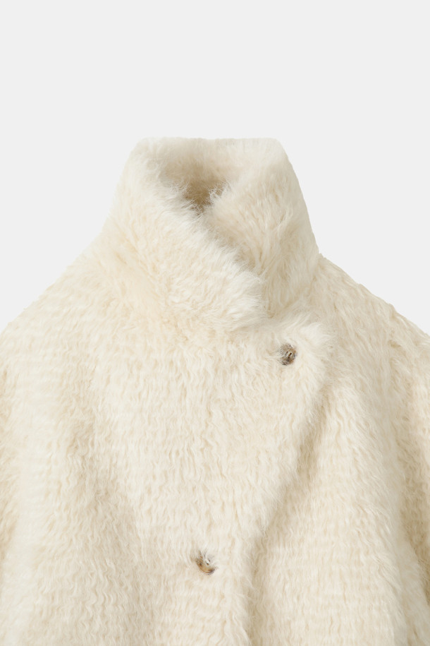 Furridge outer(베이지)는 여성스러운 겨울 스타일을 완성하는 퍼 재킷입니다. 부드러운 인조 모피 소재와 두꺼운 두께로 뛰어난 보온성을 제공하며, 와이드 라펠과 숏 기장, 볼륨 핏 디자인이 세련된 무드를 연출합니다. 베이지 컬러는 어떤 룩에도 잘 어울리며, 버튼 여밈 방식으로 간편하게 착용할 수 있습니다. 데이트룩, 모임룩, 연말 모임룩 등 다양한 TPO에 클래식, 시크, 미니멀 스타일로 활용 가능합니다.
