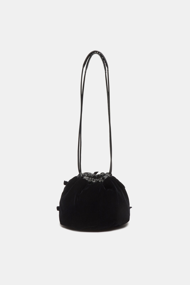 Curtain call 숄더백(블랙)은 벨벳과 소가죽 소재를 사용하여 은은한 광택과 고급스러운 분위기를 자아내는 여성 숄더백입니다. 부드러운 벨벳 소재와 가벼운 무게감으로 편안한 착용감을 선사하며, 복주머니 형태에 스트링 잠금 방식으로 디자인되었습니다. 블랙 컬러의 무지 디자인에 진주, 리본, 스트링 장식이 더해져 여성스러움을 강조하며, 데이트룩, 모임룩과 같은 TPO에 활용하기 좋습니다. 클래식, 로맨틱, 미니멀 스타일을 즐기는 분들께 추천하는 미디엄 사이즈의 숄더백입니다.
