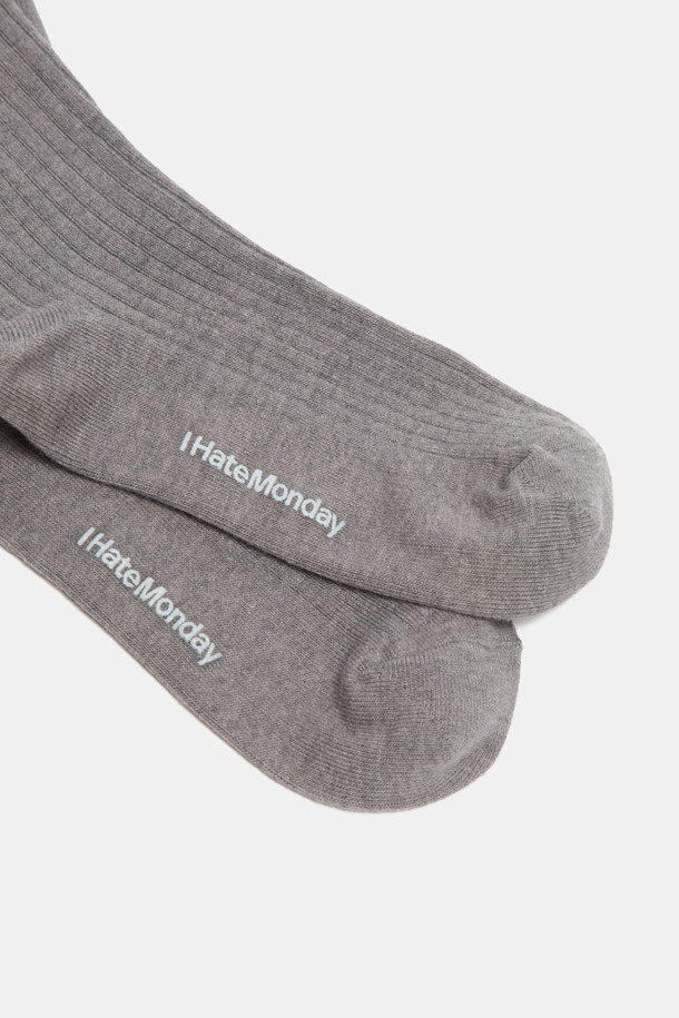 IHM 라벨 삭스(grey)는 여성들을 위한 양말로, 회색 컬러에 면 소재로 제작되어 봄, 가을, 겨울 계절에 착용하기 좋습니다. 일상복뿐만 아니라 데이트룩, 동네 마실룩, 카페룩 등 다양한 TPO에 잘 어울리며, 미니멀, 클래식, 걸리시 스타일을 연출하기 좋습니다. 중목 길이의 디자인으로 뒷부분에 협업 라벨 포인트와 진주, 플라워 장식이 더해져 세련된 포인트를 더했습니다. 얇은 두께감으로 편안한 착용감을 선사합니다.
