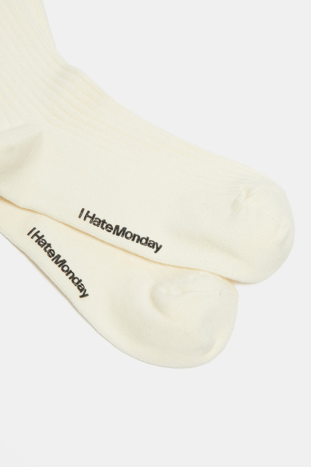 [IHM] 라벨 삭스(아이보리)는 플라워 패턴과 진주 디테일이 돋보이는 아이보리 컬러의 중목 양말입니다. 뒷부분의 협업 라벨 장식이 디자인의 포인트를 더하며, 걸리시, 로맨틱, 클래식 스타일을 연출하기에 좋습니다. 데이트룩에 활용하여 여성스러운 분위기를 연출해보세요. 사계절 내내 착용 가능하며, 일상에서 스타일리시함을 더해줍니다.
