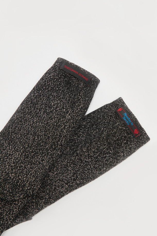 [IHM] 글리터 양말(블랙)은 일상 속에서 캐주얼하고 미니멀한 스타일을 연출할 수 있는 공용 양말입니다. 블랙 컬러에 글리터 원사가 더해져 은은하게 빛나는 디자인이 특징입니다. 사계절 모두 착용 가능하며, 중목 기장으로 제작되었습니다. IHM 협업 라벨로 포인트를 더했습니다.
