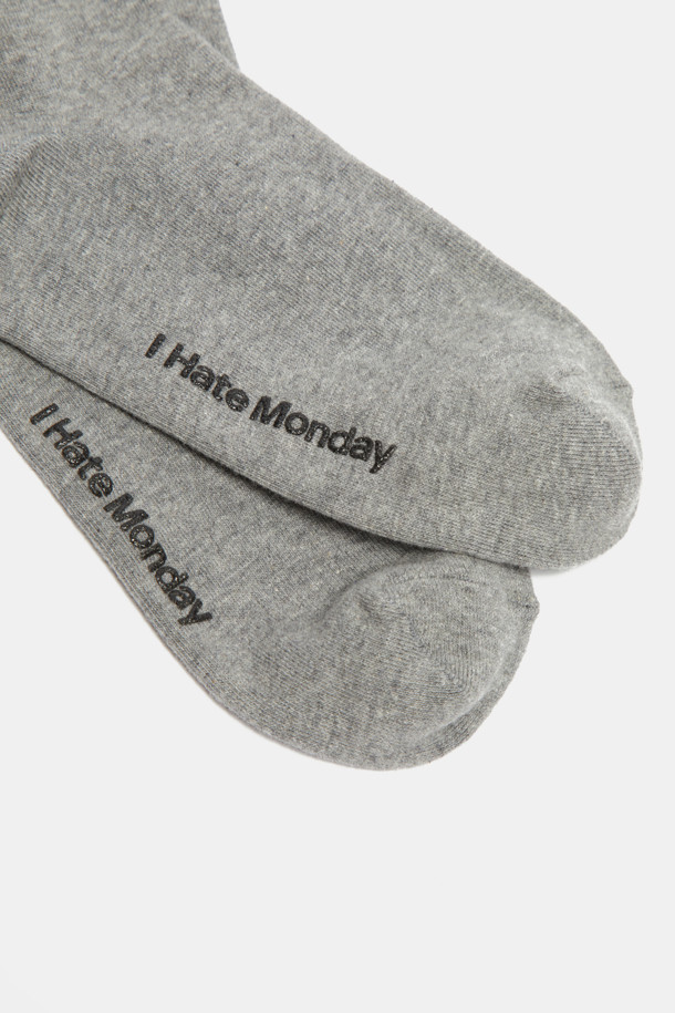 [IHM] 셔링 비즈 양말(그레이)는 여성스러운 무드를 연출하는 양말입니다. 셔링 디테일이 발목을 감싸 페미닌하고 엘레강스한 분위기를 더하며, 은은하게 빛나는 비즈 장식과 진주, 큐빅이 고급스러움을 더합니다. 데이트룩, 모임룩, 소개팅룩 등 특별한 날, 클래식, 로맨틱, 미니멀 스타일 모두에 매치하여 세련된 룩을 완성해 보세요. 차분한 그레이 컬러로 어떤 옷에도 잘 어울려 활용도가 높습니다.
